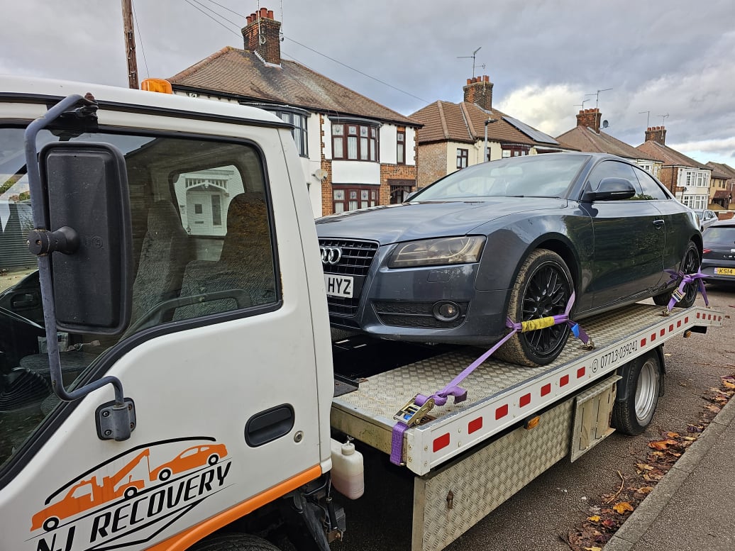 car recovery car breakdown van recovery peterborough london collectors car emergency breakdown cheap services jump start car transportation